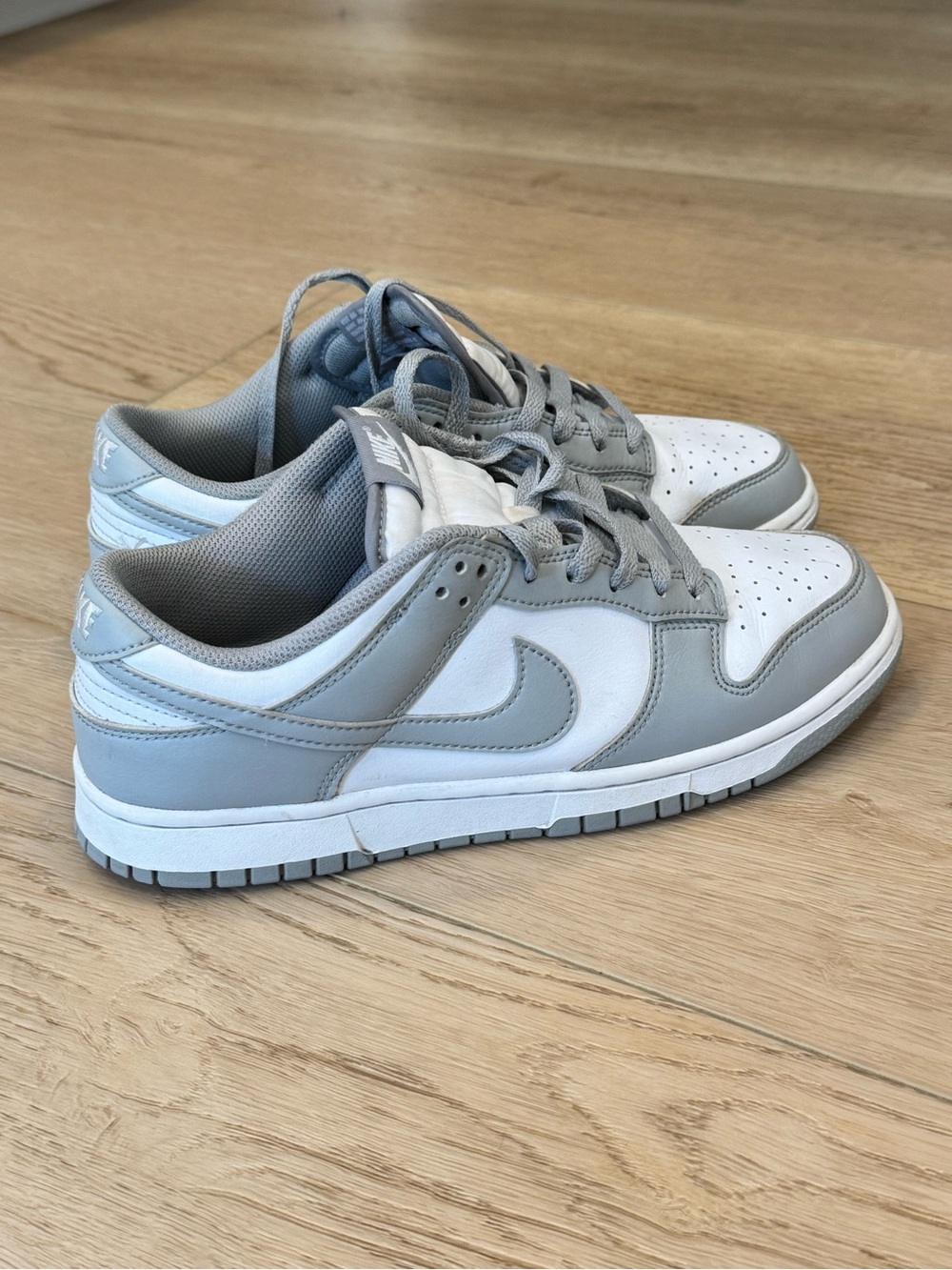 Nike Low-Top Sneakers in White and Light Gray